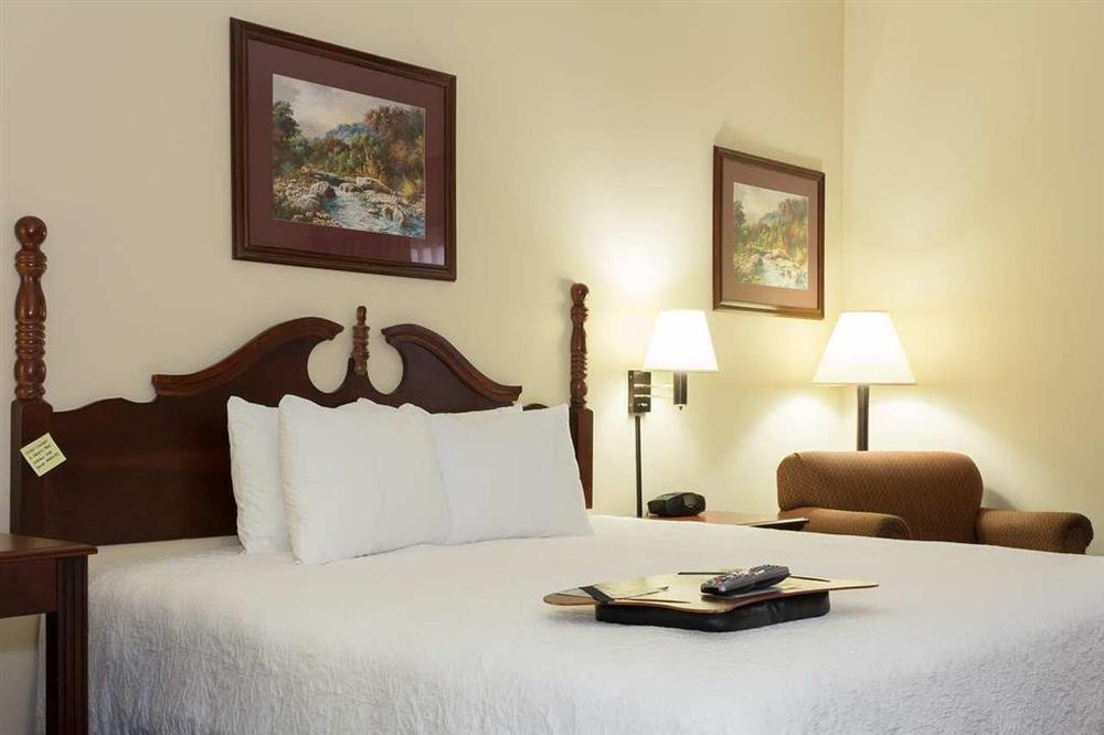 Hampton Inn Диксон Номер фото